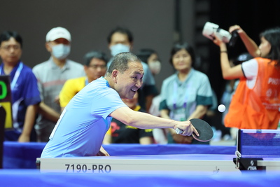 今（22）日侯友宜出賽世壯運桌球休閒男子單打60歲組